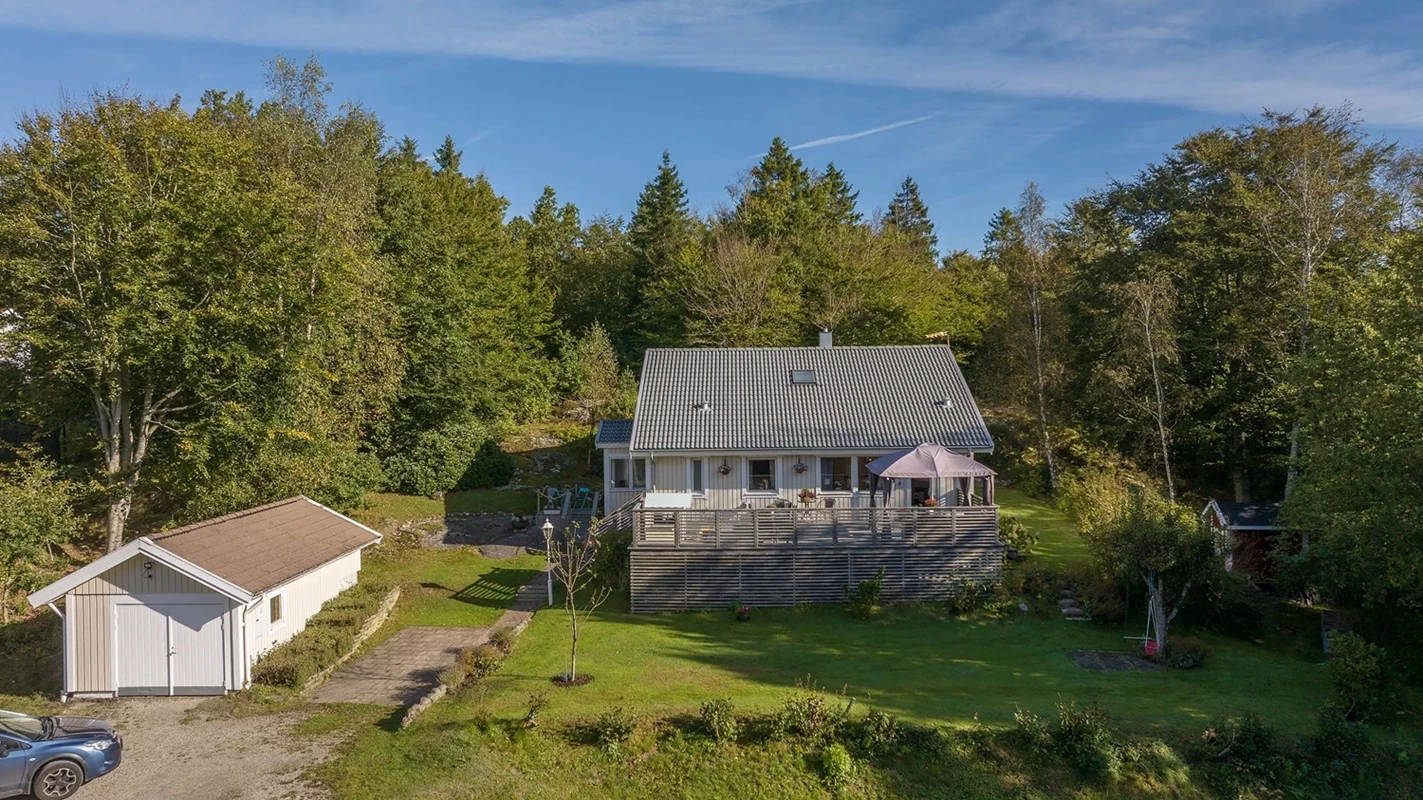 Lantligt på Bokenäset, villa med stall och garage