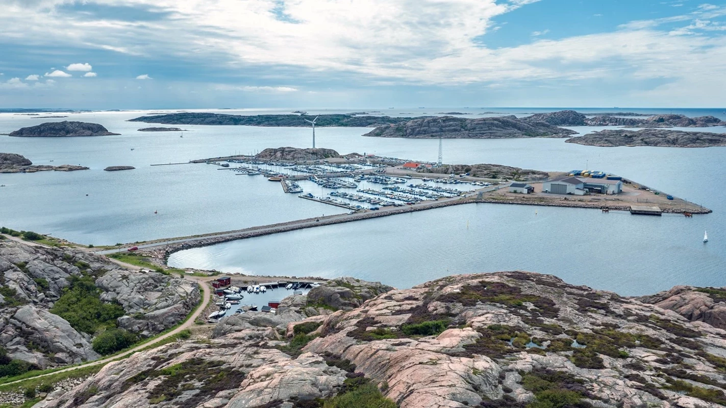 Kort promenad tll Bastevik där du kan hyra båtplats och här finns även en omtyckt restaurang