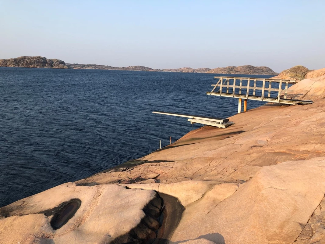 Vackra klippor och trampolin vid Kolleröds badplats