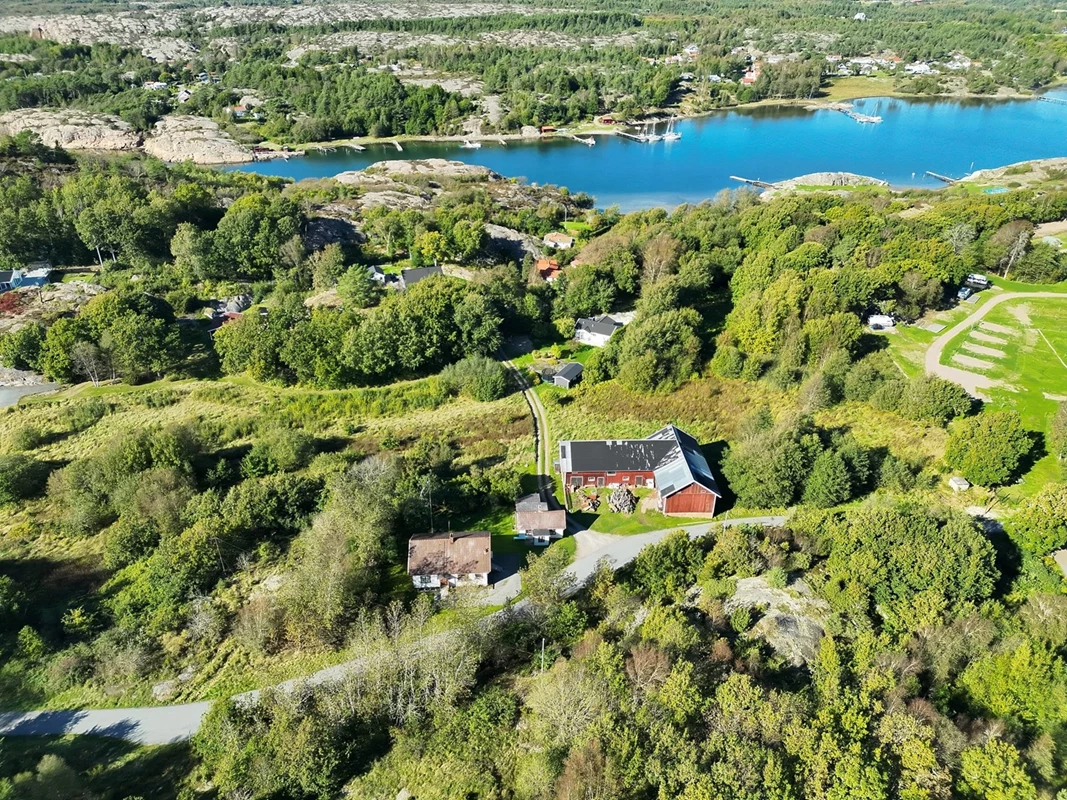 I Träleberg, strax utanför Lysekil, ligger denna lantligt belägna fastighet om dryga 12 hektar