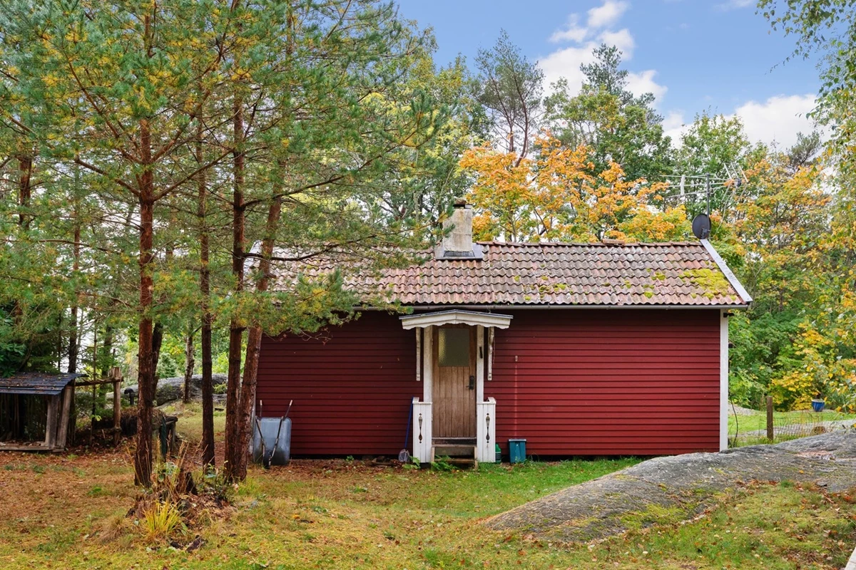Liten röd stuga med renoveringsbehov