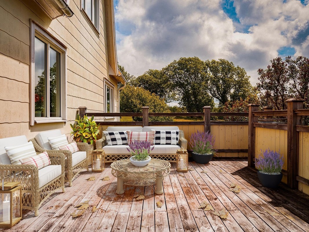 Altanen vetter åt två håll då den går runt sidor. (digitalt möblerad bild)