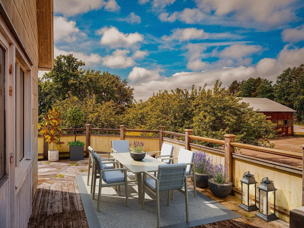 Stor solig terrass med utsikt över vidderna