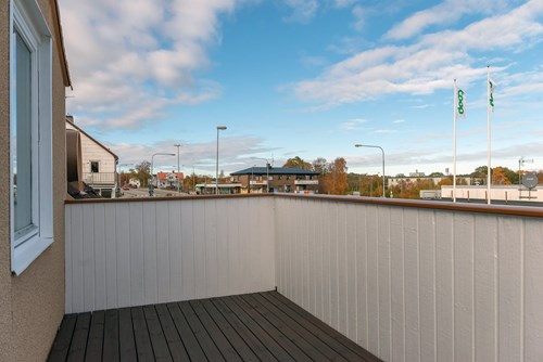Balkong som nås från allrummet på övre plan