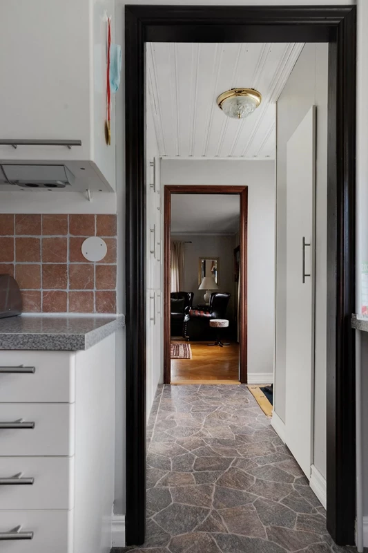 Gång mellan kök och vardagsrum