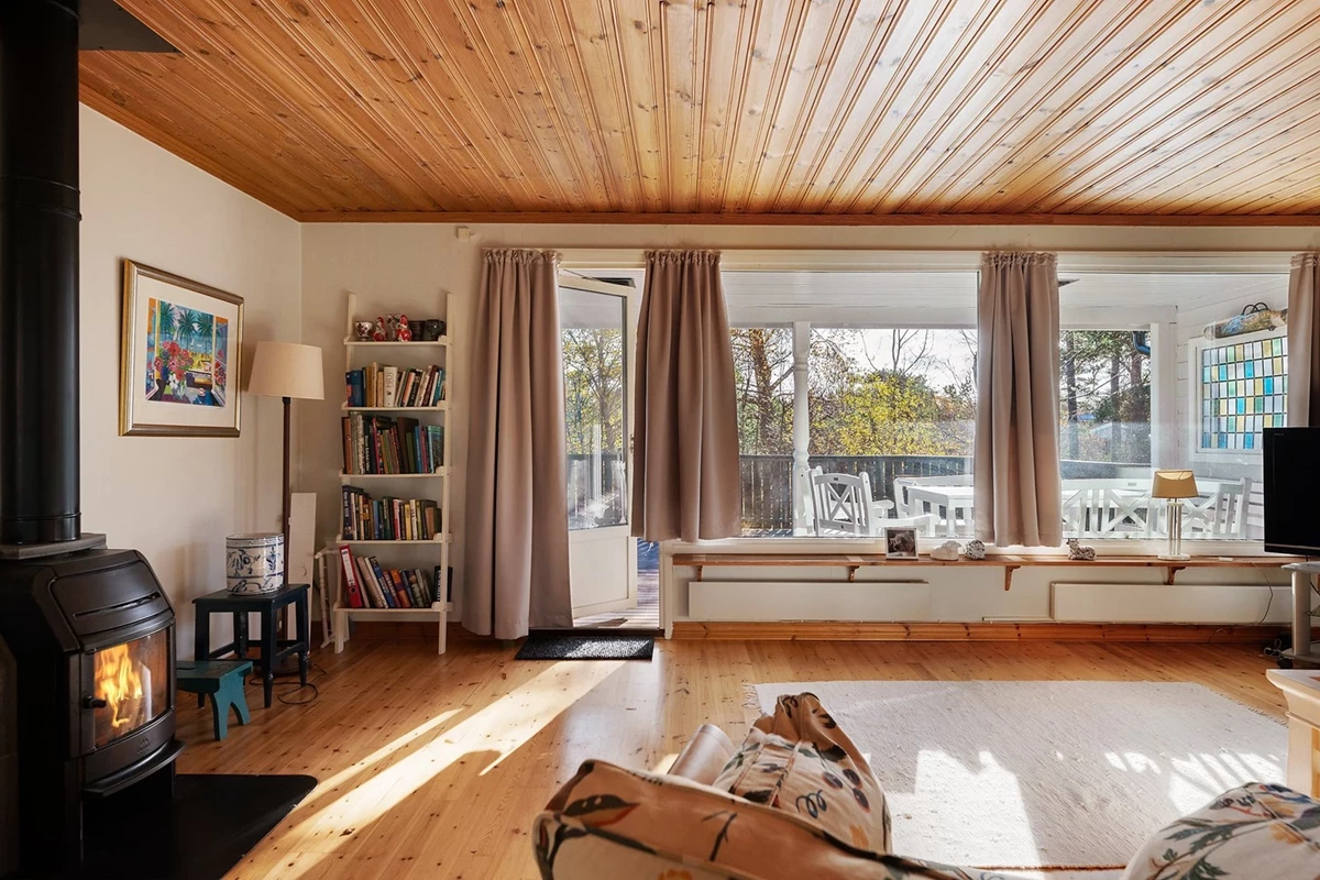 Ljust vardagsrum med utgång till altanen