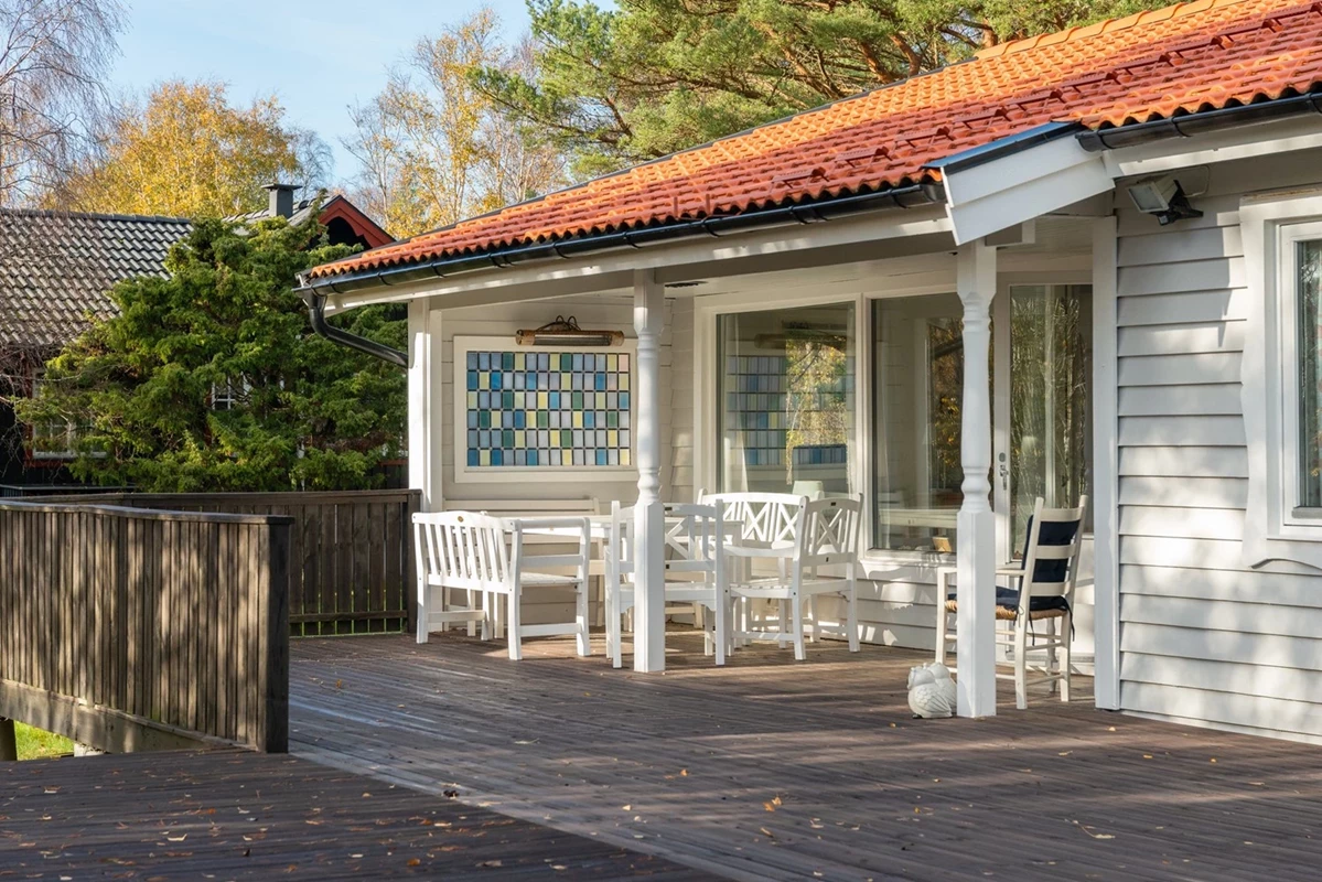 Stor insynsskyddad altan med söderläge