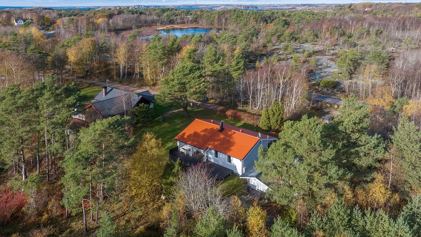 Mysigt område med många vandringsleder och närhet til Kolleröds badplats