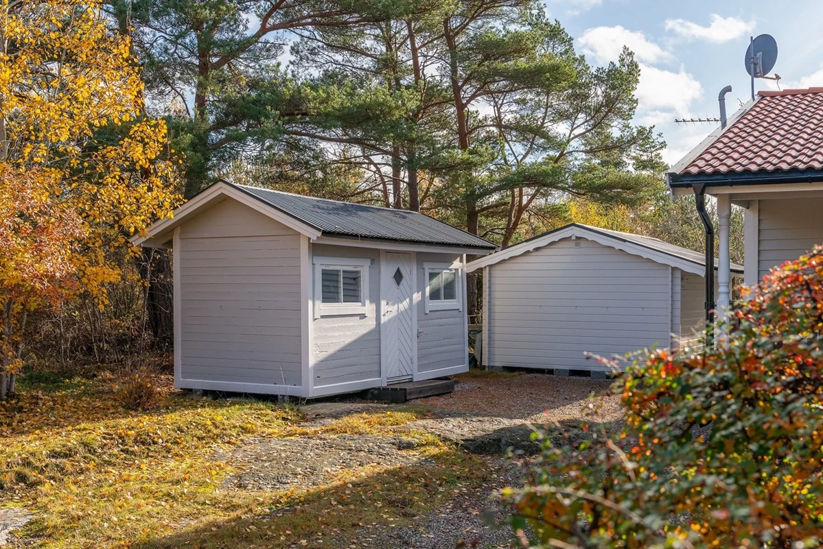 På tomten finns verktygsbod och gäststuga