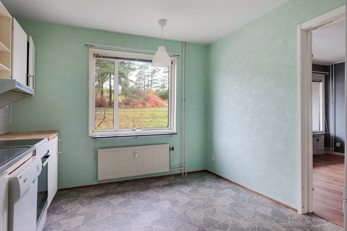 Kök med plats för matbord