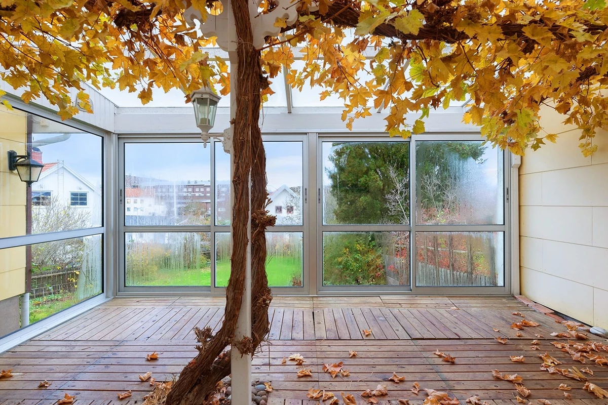  ...exotisk känsla med stora skjutbara fönsterpartier och en frodande vinranka