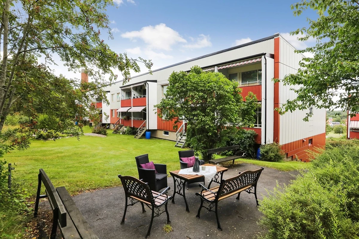 Föreningens gård är välskött och har fina uteplatser att nyttja för dem som bor här