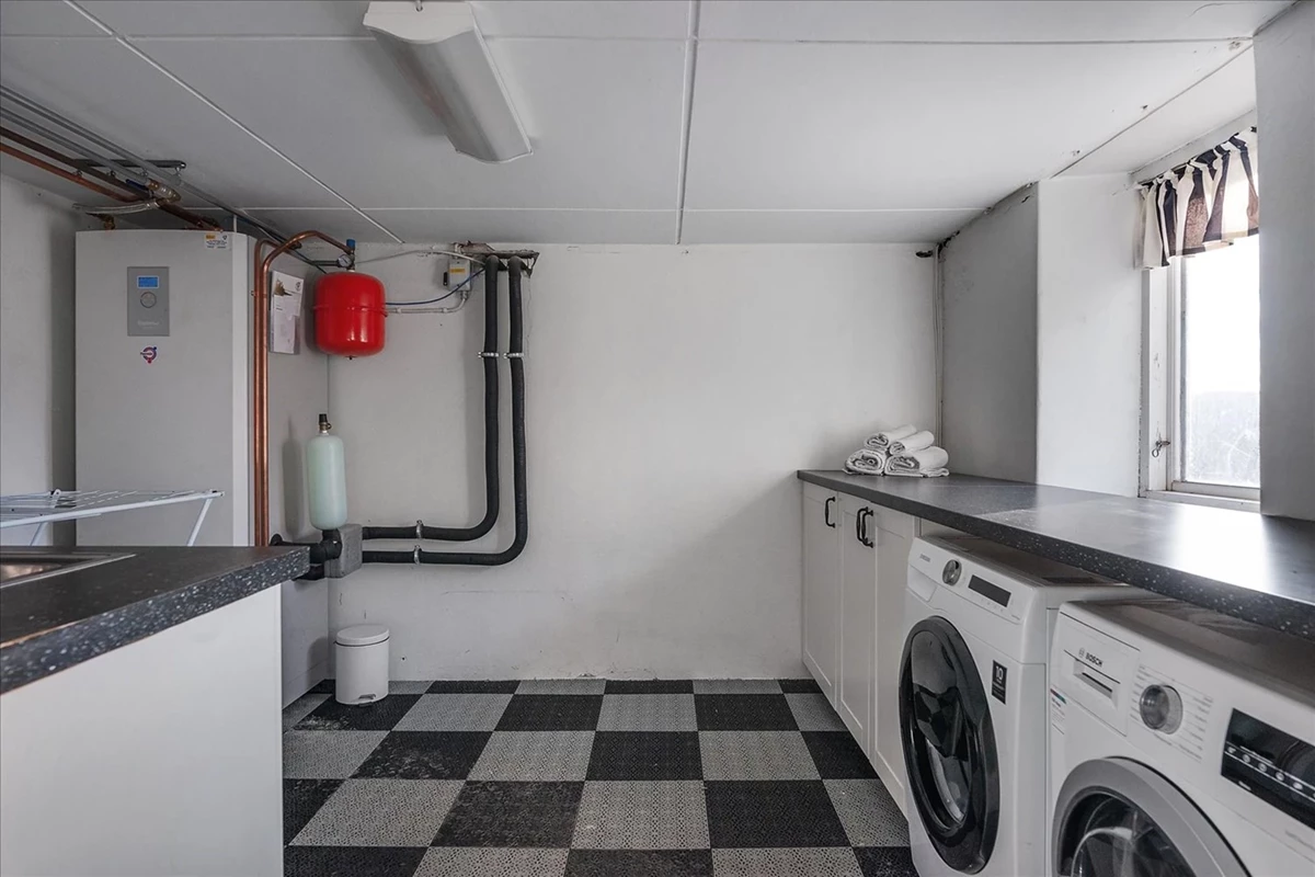 Tvättstuga i källaren (nås inifrån huset)
