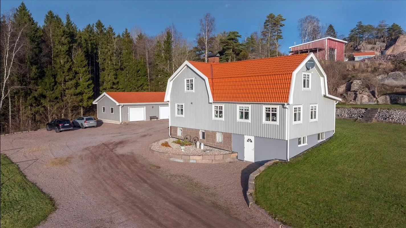 På tomten finns även dubbelgarage, separat uterum samt gott om parkeringsplatser