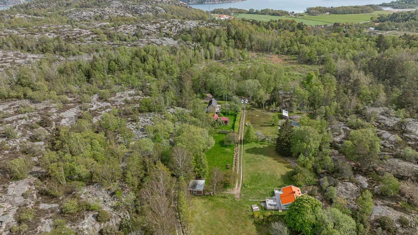 Mitt på Härnäset mellan de två fjordarna Brofjorden och Åbyfjorden