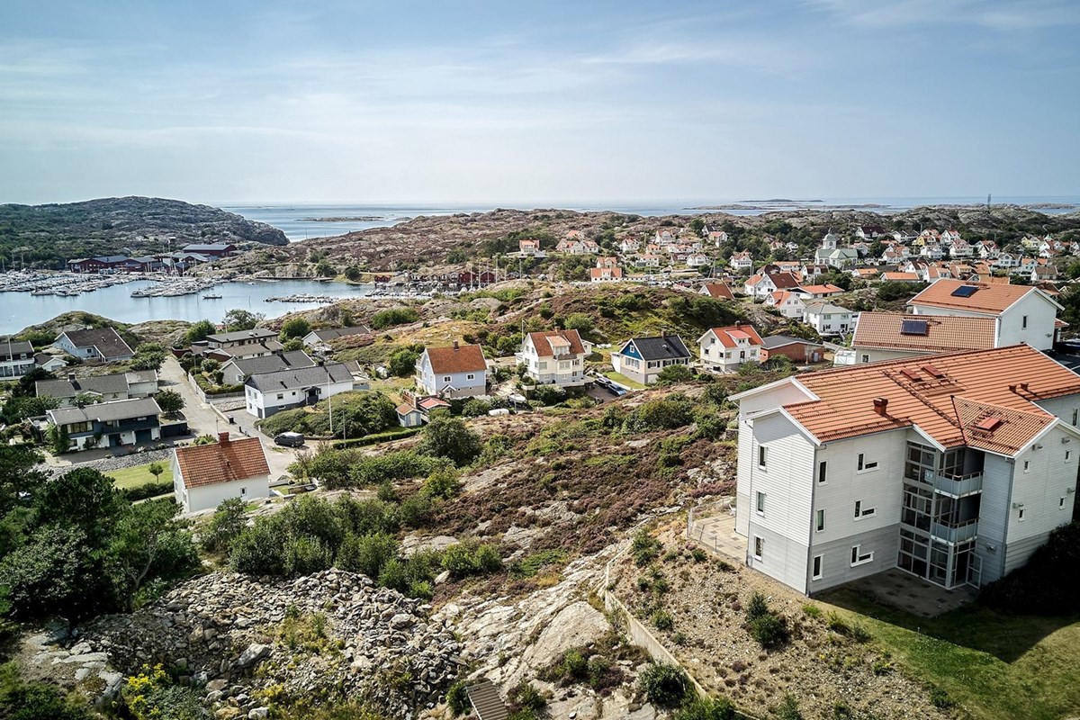 På Skolberget bor du med högt och fritt läge, en kort promenad från Grundsunds skärgårdsidyll