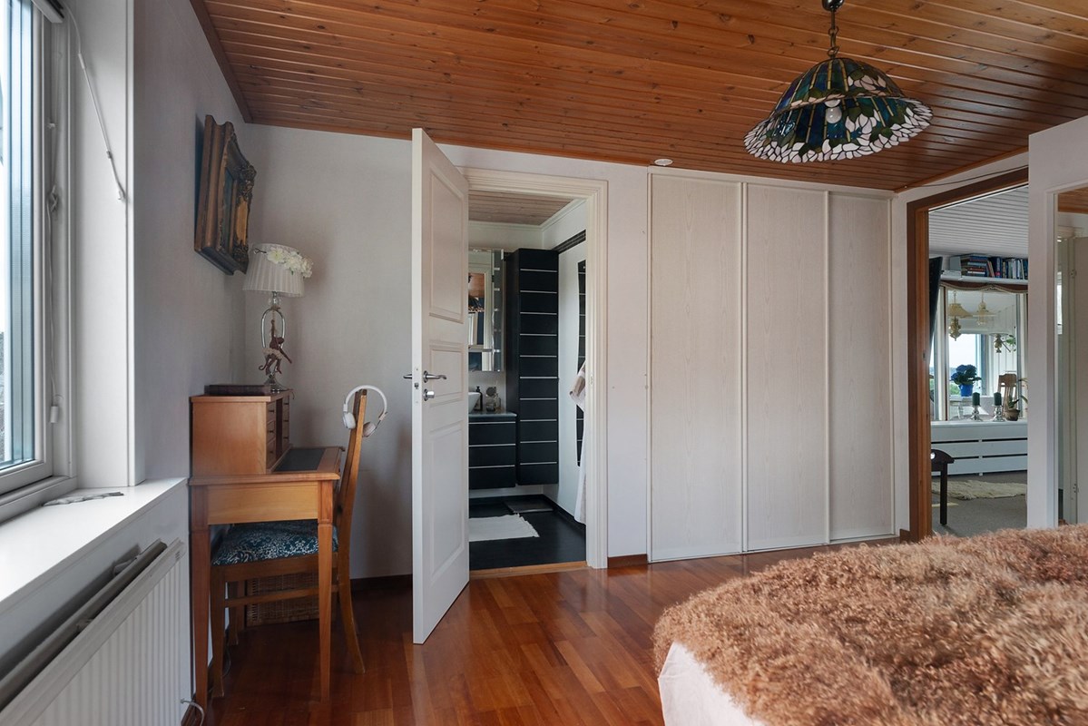 Det stora sovrummet har ett privat badrum