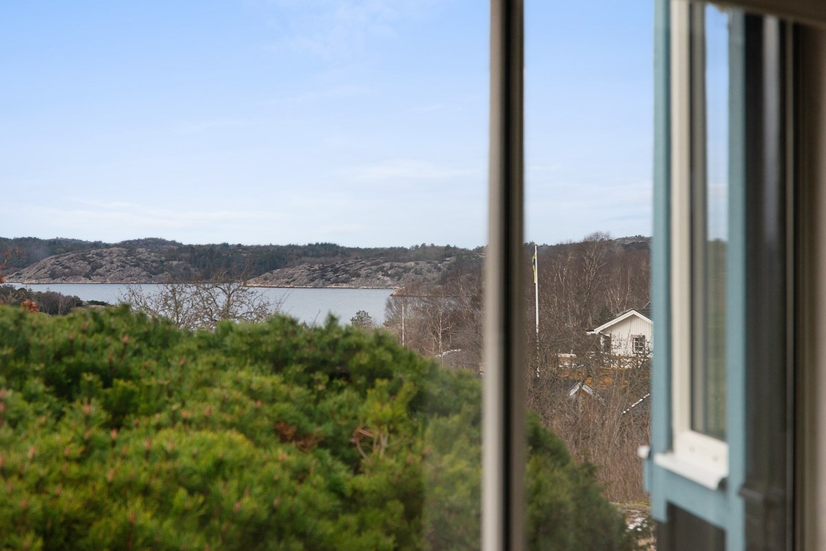 Utsikt över fjorden och bad nedanför