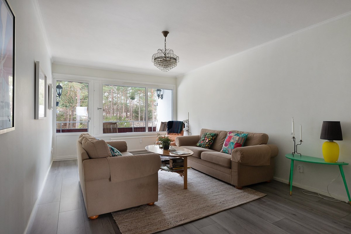 Vardagsrum med utgång till balkong