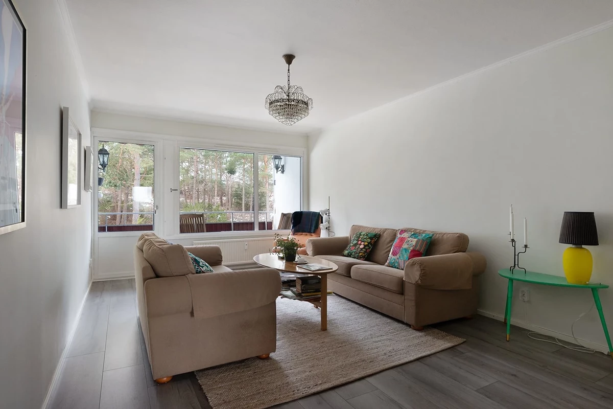 Vardagsrum med utgång till balkong