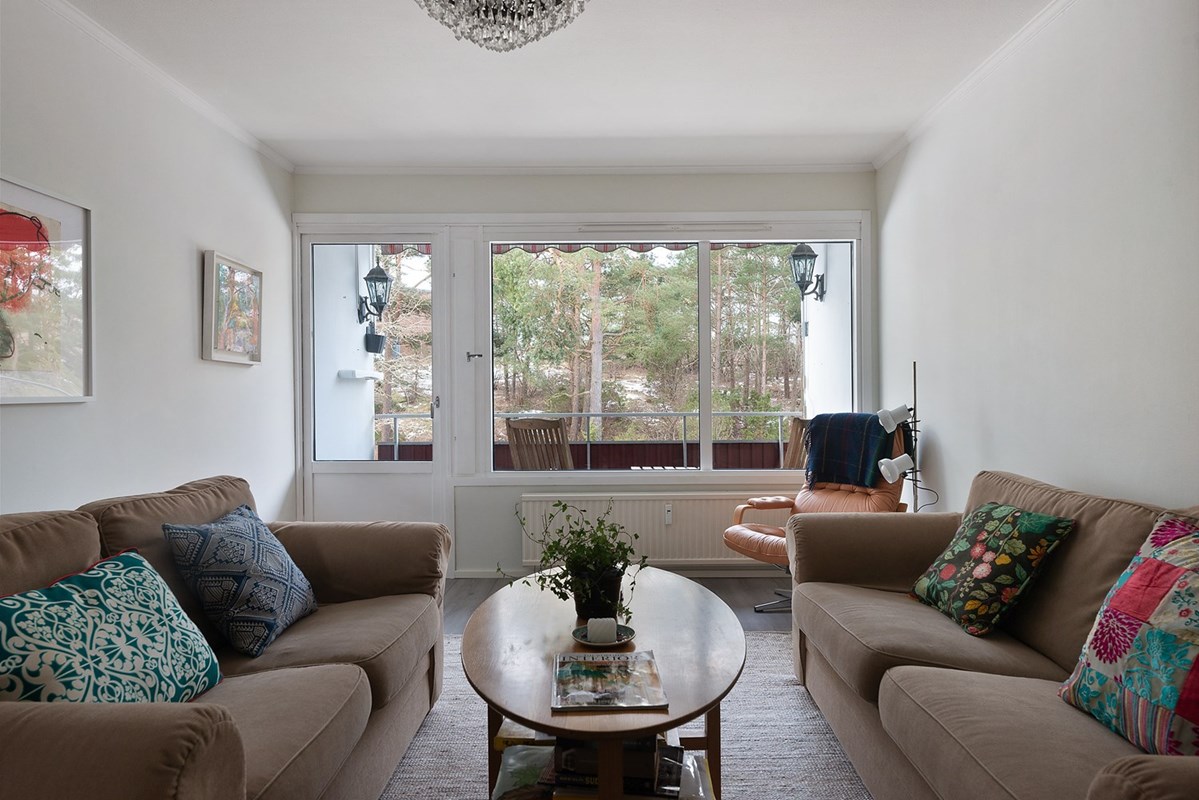 Ljus lägenhet med naturen utanför