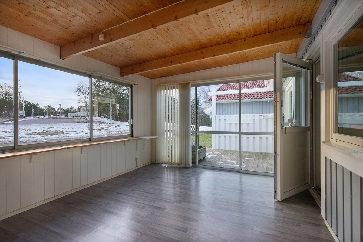 Från uterummet nås altanen utanför