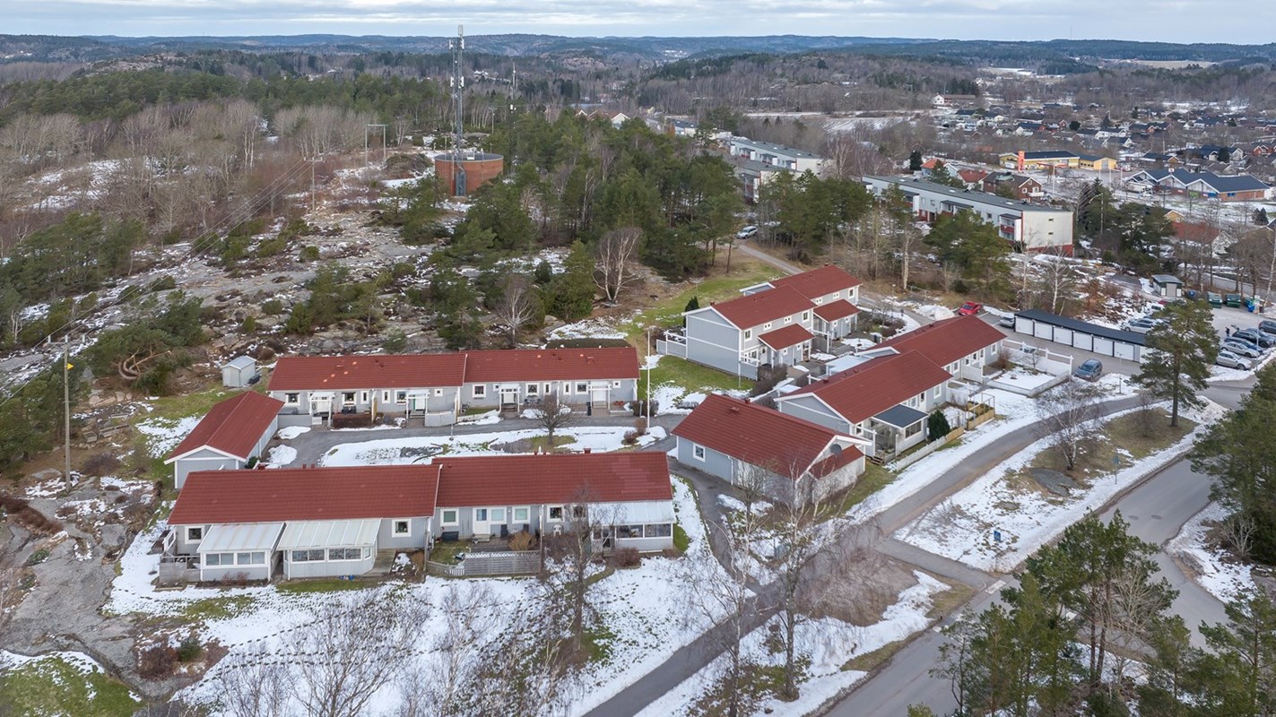 Centralt i Brastad med närhet till affärer och kommunikation