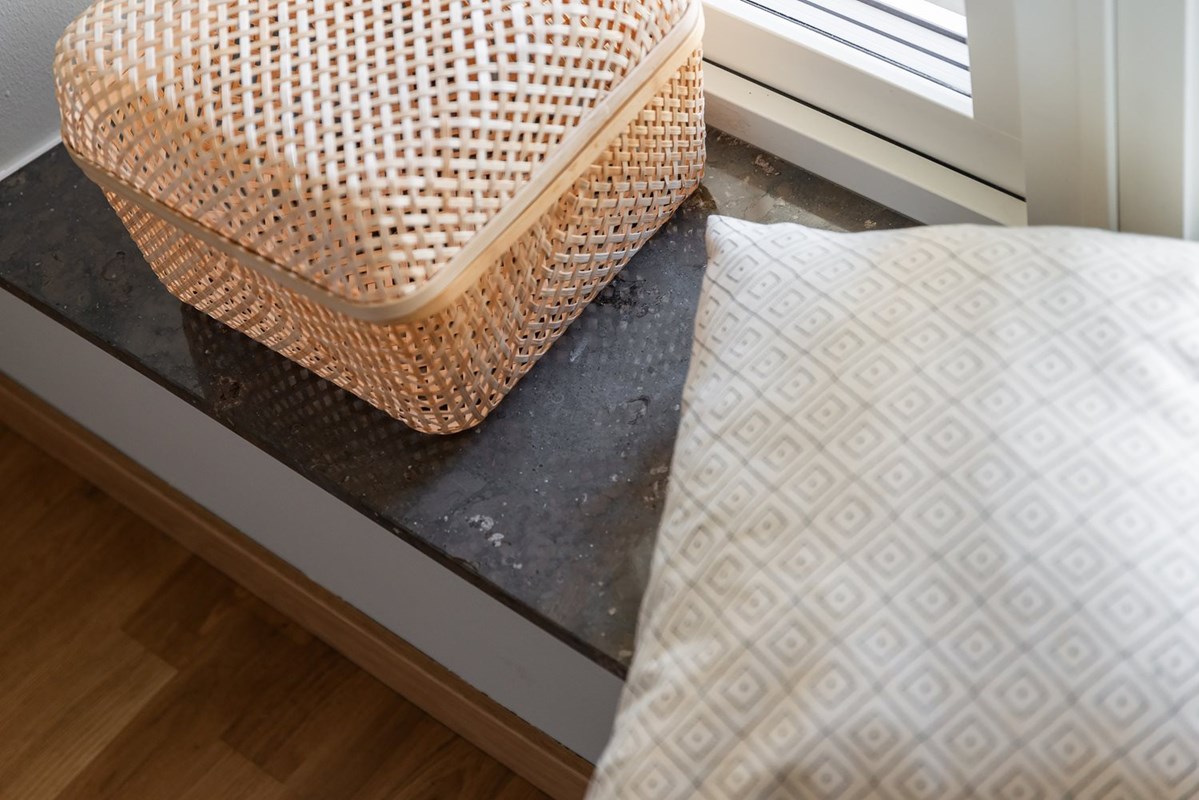 Alla fönster har djupa nischer med fönsterbrädor i svart granit