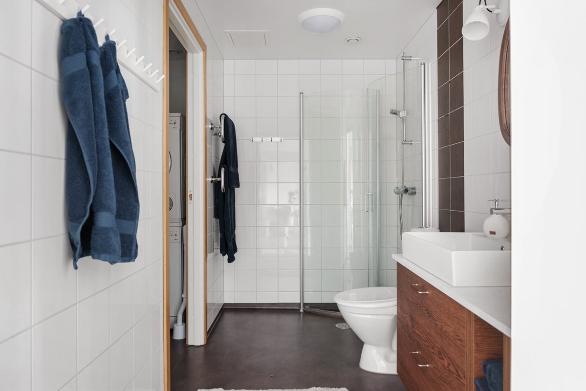 Rymligt och snyggt badrum i naturnära färger