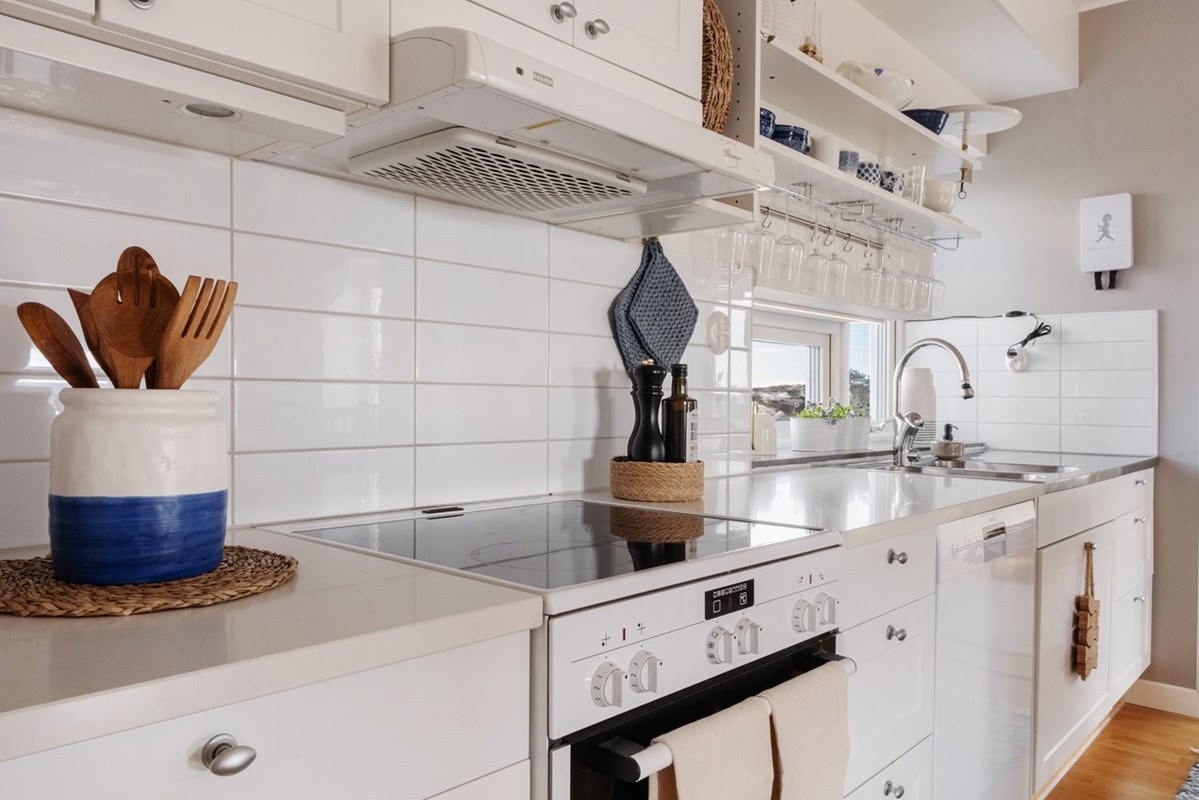 Det stilrena köket från mYresjö är  kompletterat med en lika vacker som tålig marmorkomposit