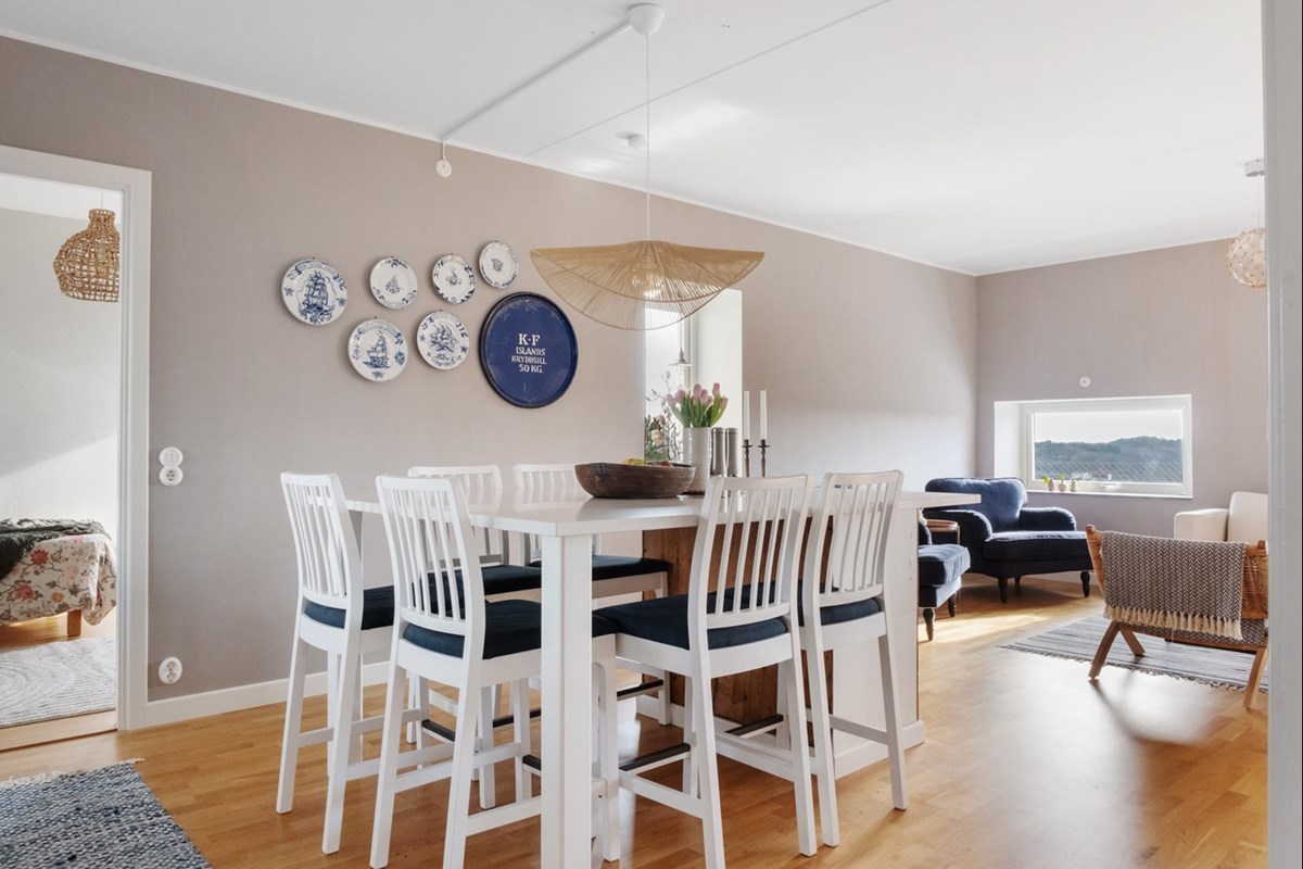 Köksö med plats för åtta personer, med vacker stenkomposit...