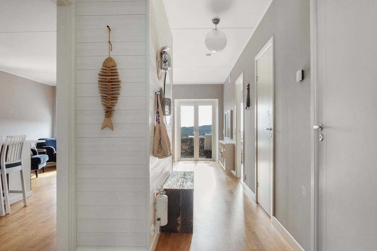 Öppen planlösning och fina ljusa ytskikt och enhetliga, tröskelfria ekgolv