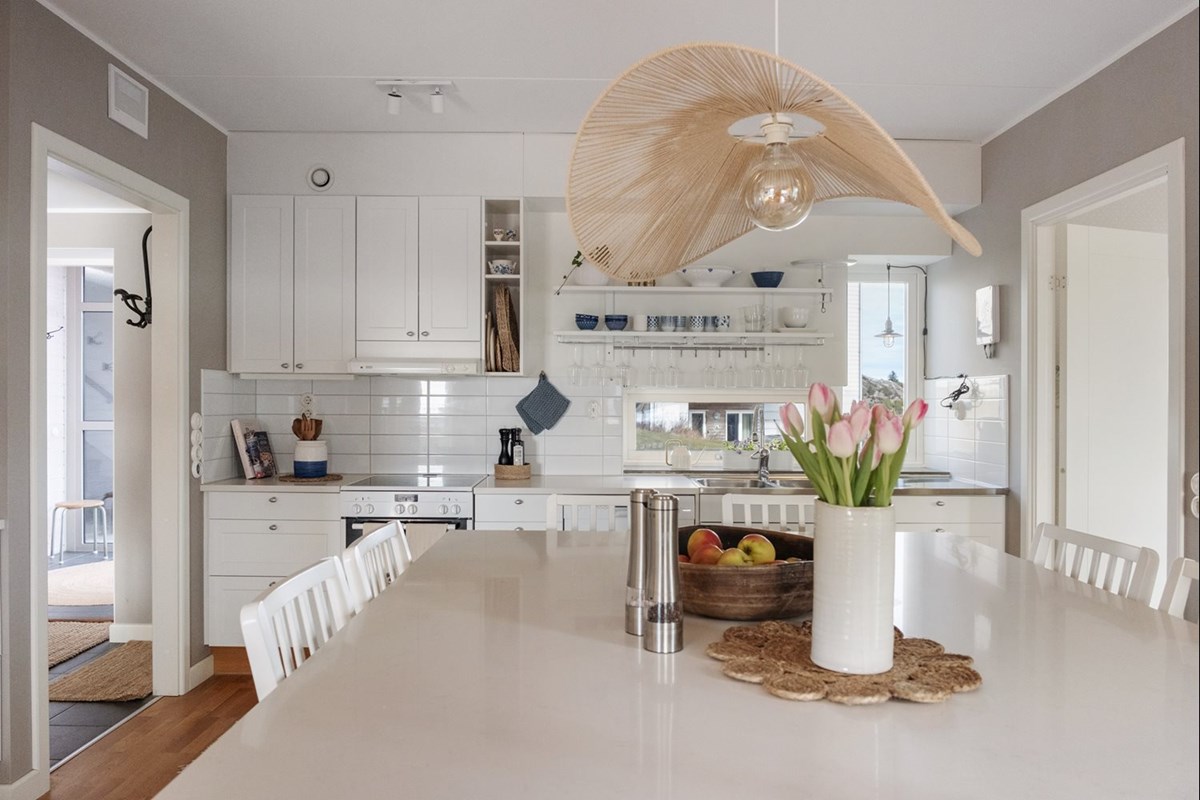 Oerhört snyggt kök vilket där köksön toppas av en riktigt stor marmorskiva