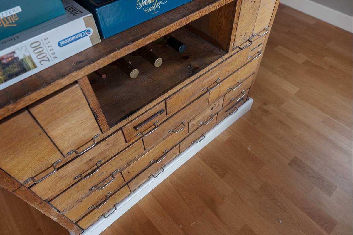 ...och förvaring i en antik köpmansdisk