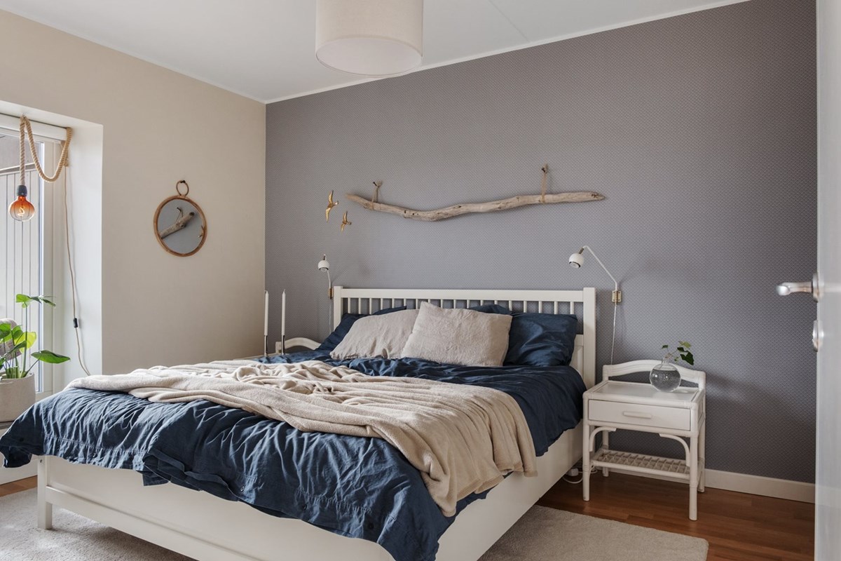 Ett av bostadens sovrum, båda med lika fina ytskikt