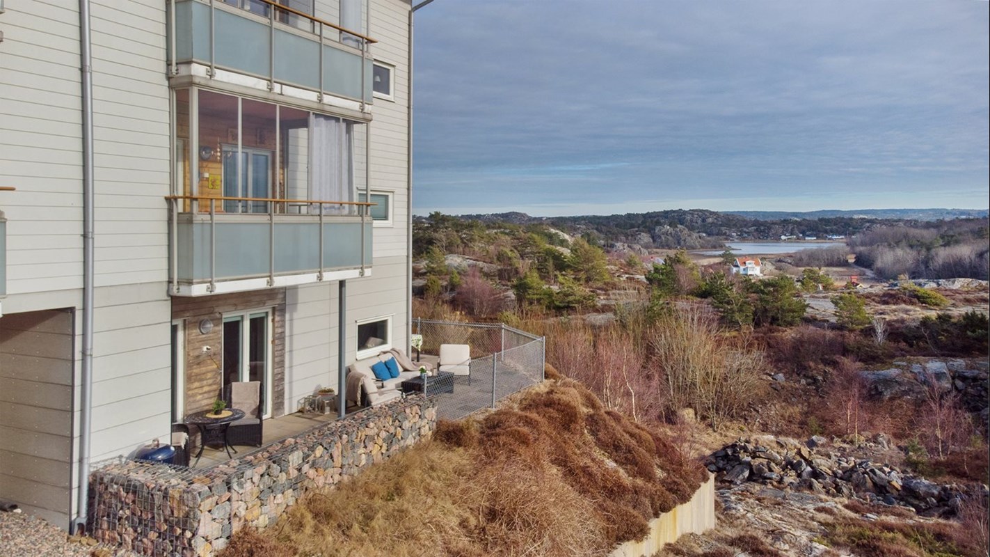 Uteplatsen sträcker sig runt huset så här går finna sol och lä