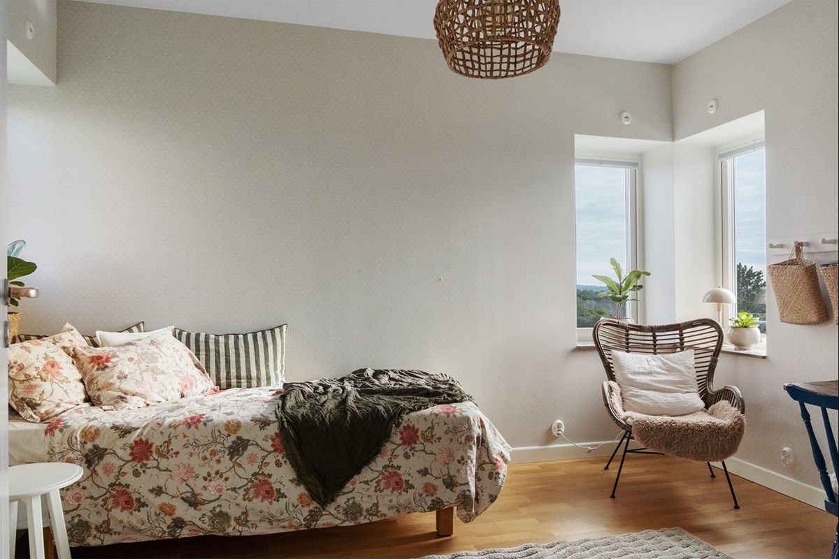 Detta sovrum har ljusinsläpp från tre håll