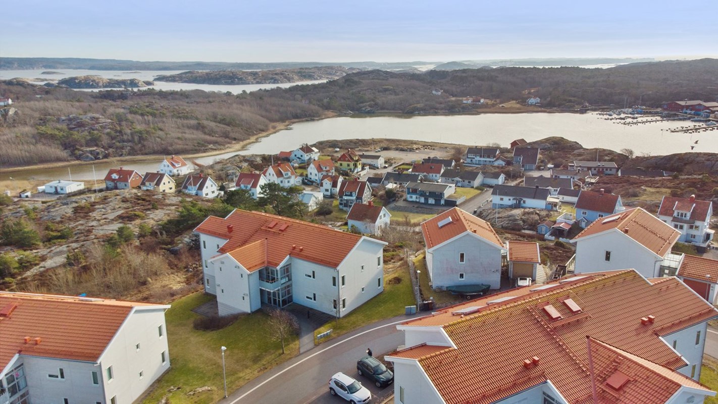 Privat parkeringsplats, med laddstolpe, utanför dörren