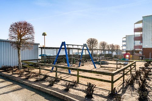 Välskött förening med fin innergård med uteplatser och lekplats