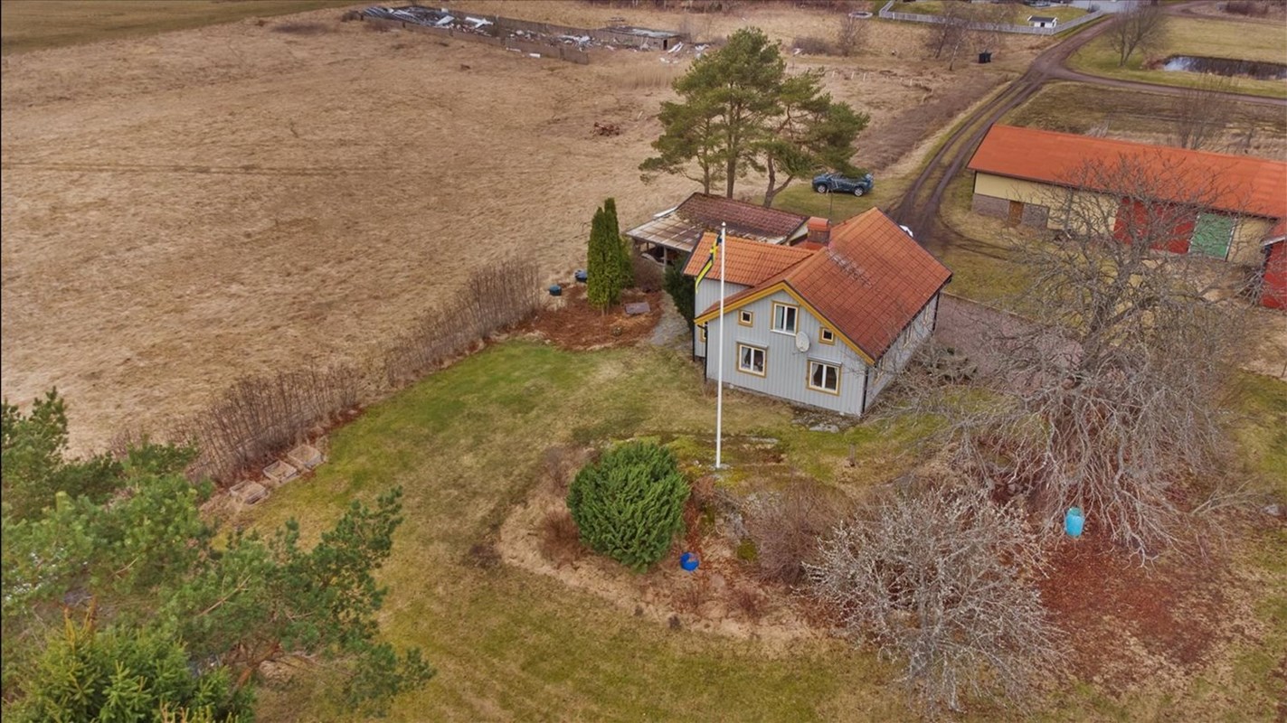 På tomten finns fina möjligheter för odling, lek och avkoppling