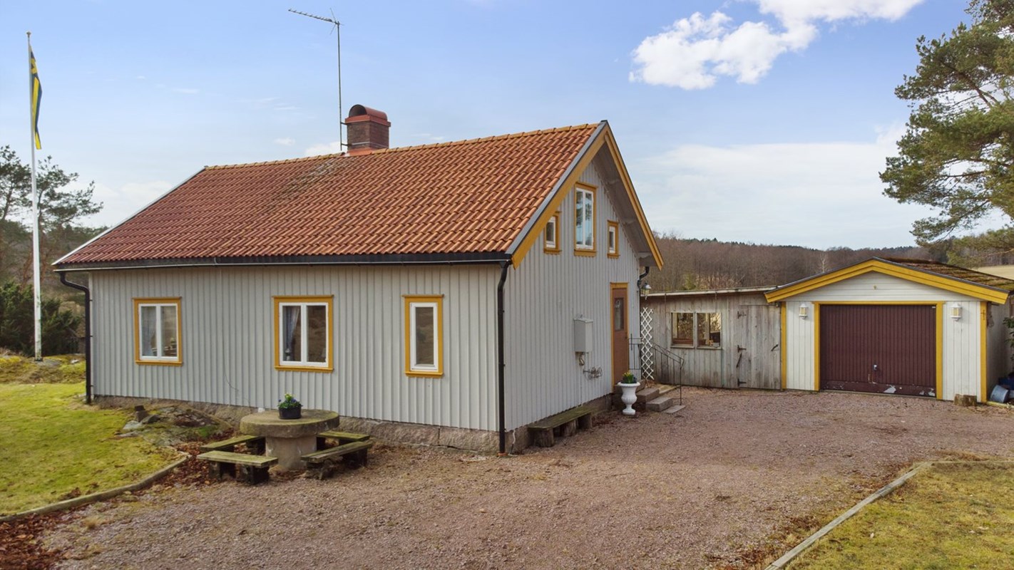 På tomten finns garage med skyddad altan