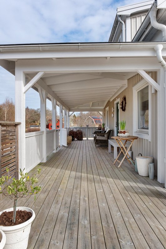 Skyddad altan vid entrén