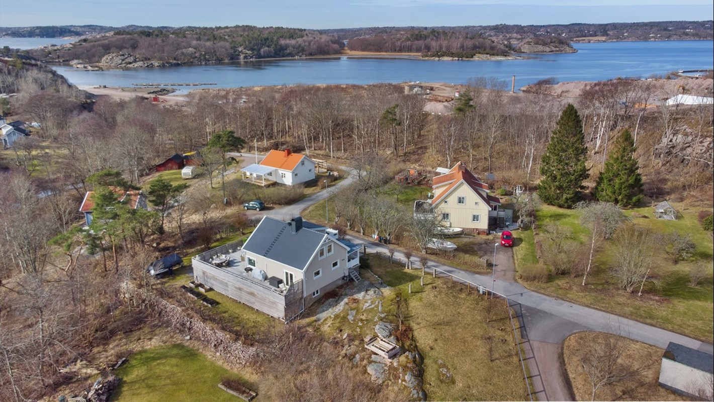 En kort promenad leder dig till glittrande Goviks badplats