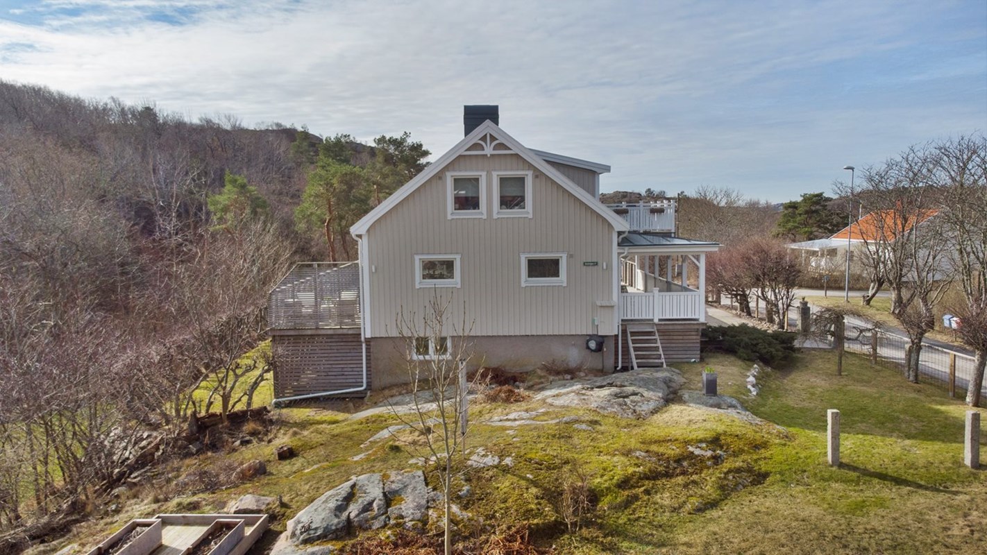 Tomten är omgärdad av häckar och staket