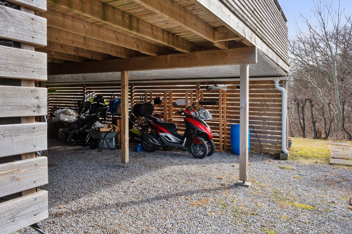 Under altanen finns carport med plats för flera bilar