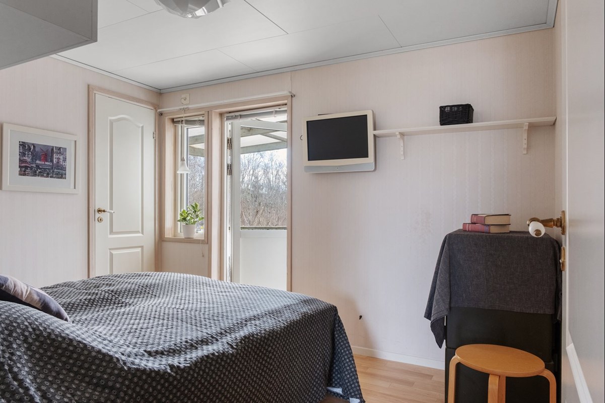 Sovrum med egen klädkammare och utgång till altan