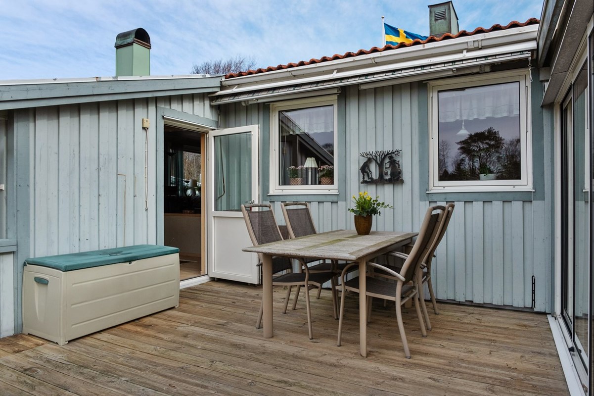 Flera altaner runtom huset