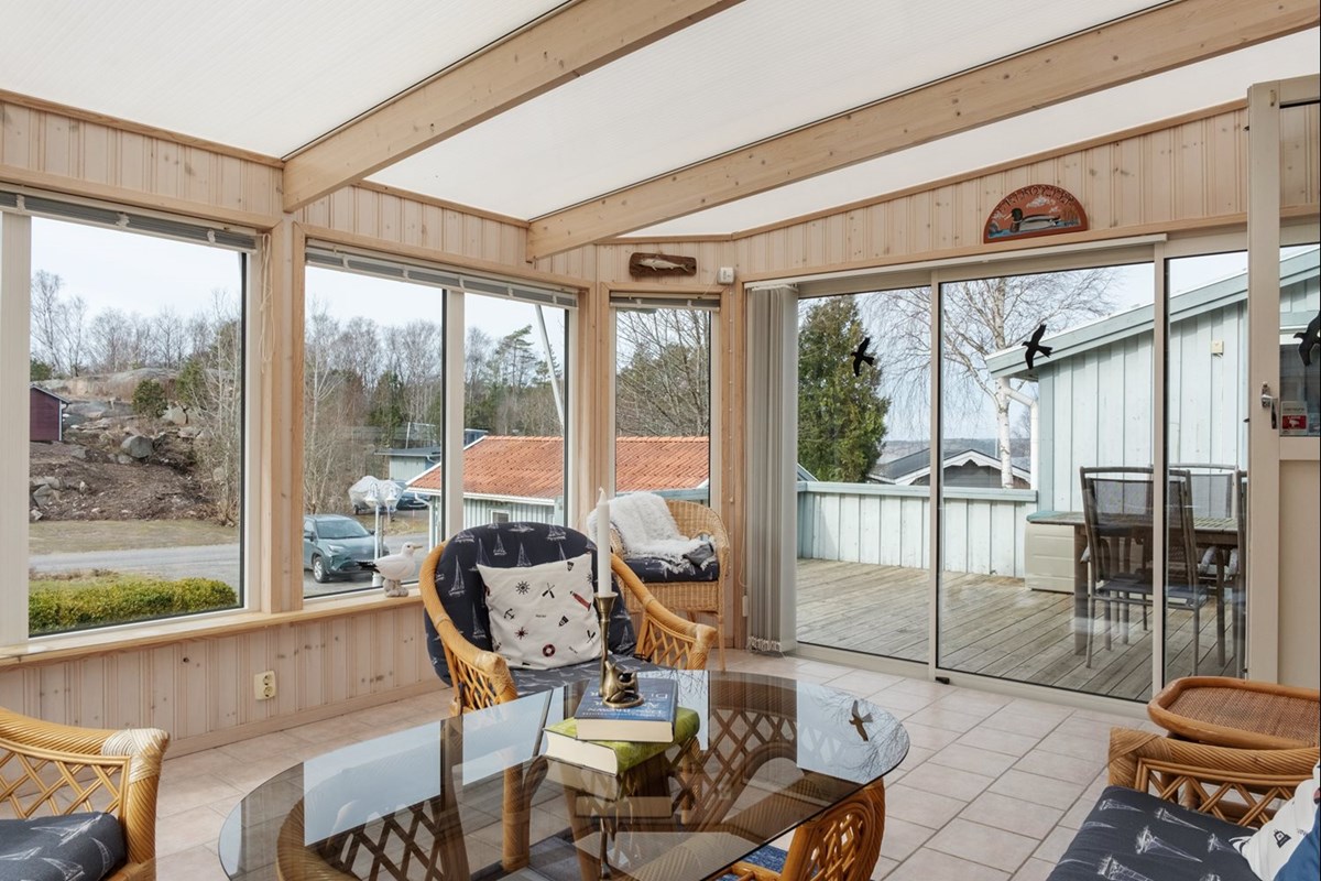 Från uterummet har du glimt mot vattnet nedanför