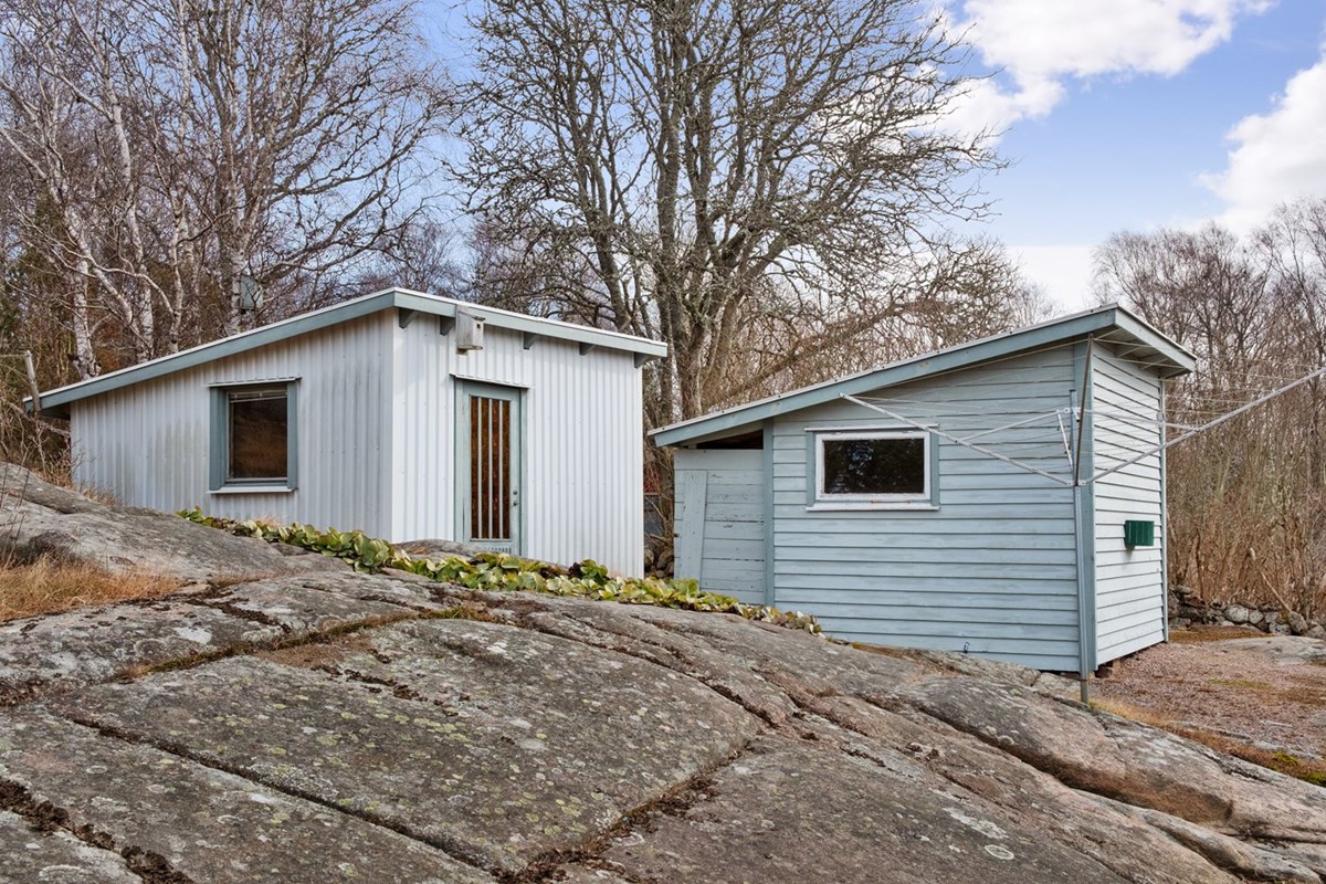 På tomten finns flera förråd