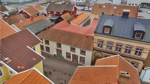 Fastigheten omfattar totalt ca 200 kvm fördelat på tre fullt utrustade lägenheter